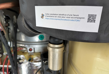 une étiquette à QR code collée sur une installation